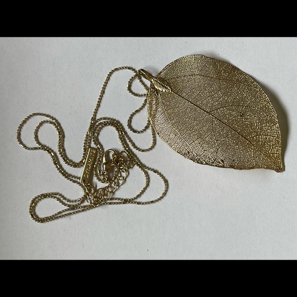 Elegant long leaf Dynamite Necklace - Picture 3 of 8